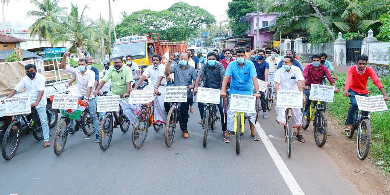 മഴയിലും തളരാത്ത പ്രതിഷേധം: മുന്നില്‍ നിന്ന് നയിച്ച്  ശ്രീനിവാസും ഷാഫിയും: ചിത്രങ്ങള്‍ കാണാം