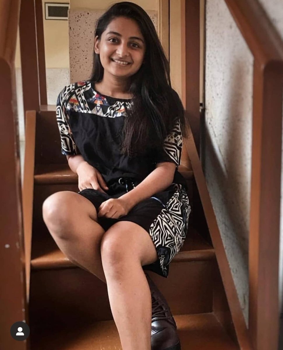 ഗൗണില്‍ കിടിലന്‍ ലുക്കില്‍ എസ്തര്‍ അനില്‍: 44 കിലോയുള്ള താരം ധരിച്ചത് 58 കിലോയുള്ള ഗൗണ്‍