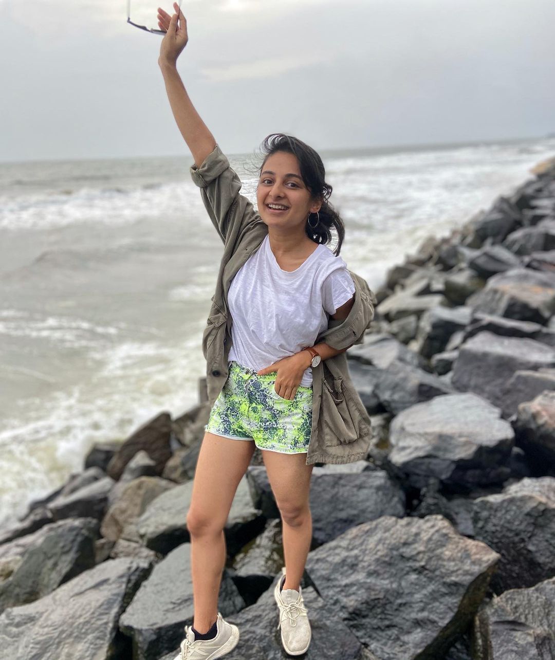 ഗൗണില്‍ കിടിലന്‍ ലുക്കില്‍ എസ്തര്‍ അനില്‍: 44 കിലോയുള്ള താരം ധരിച്ചത് 58 കിലോയുള്ള ഗൗണ്‍