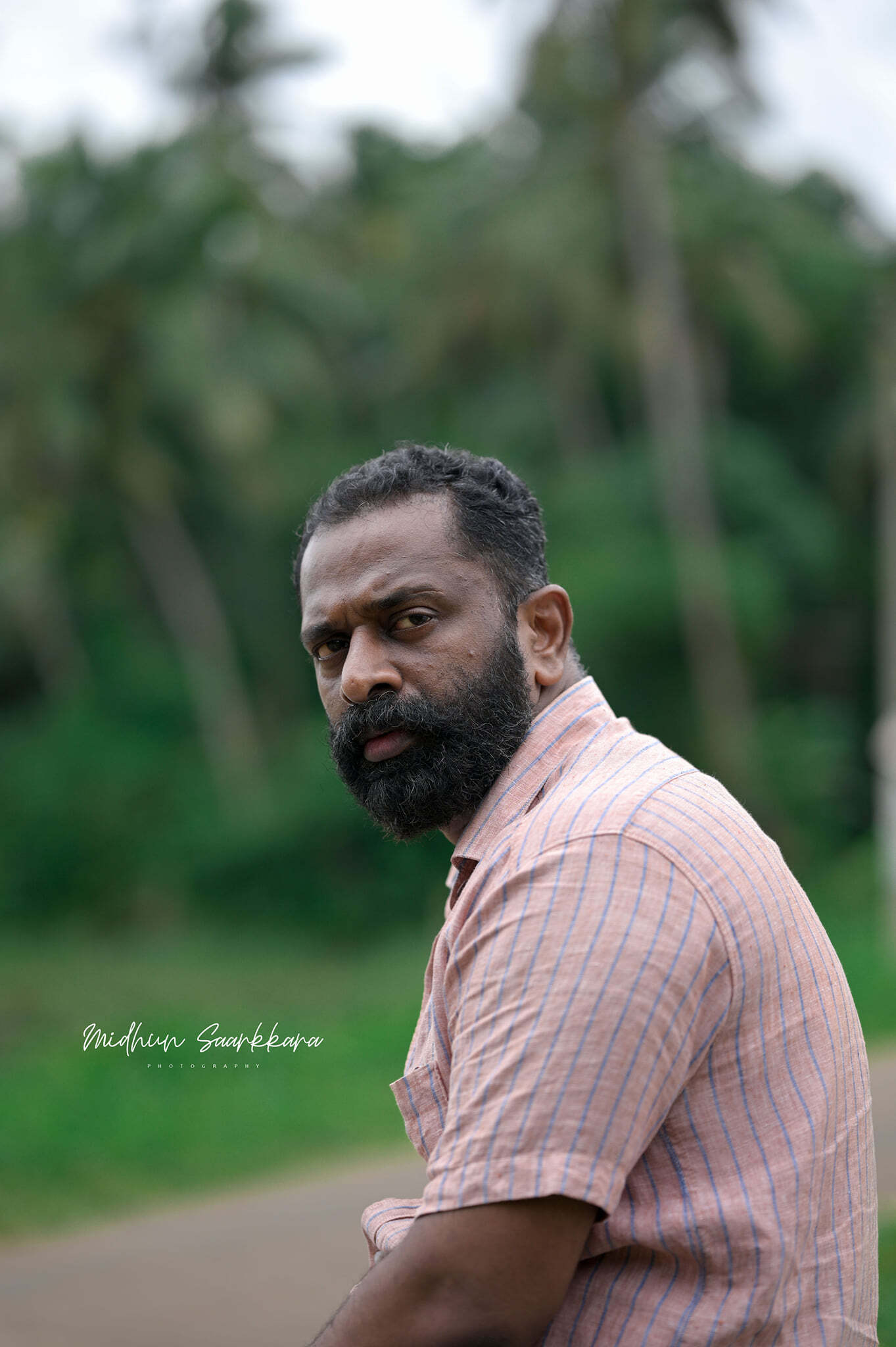 പൊന്മുട്ടയിടുന്ന താറാവിനെ 52 ചിത്രങ്ങളിലൊതുക്കി നടൻ ശ്രീജിത്ത് രവിയും ഭാര്യ സജിത ശ്രീജിത്തും.