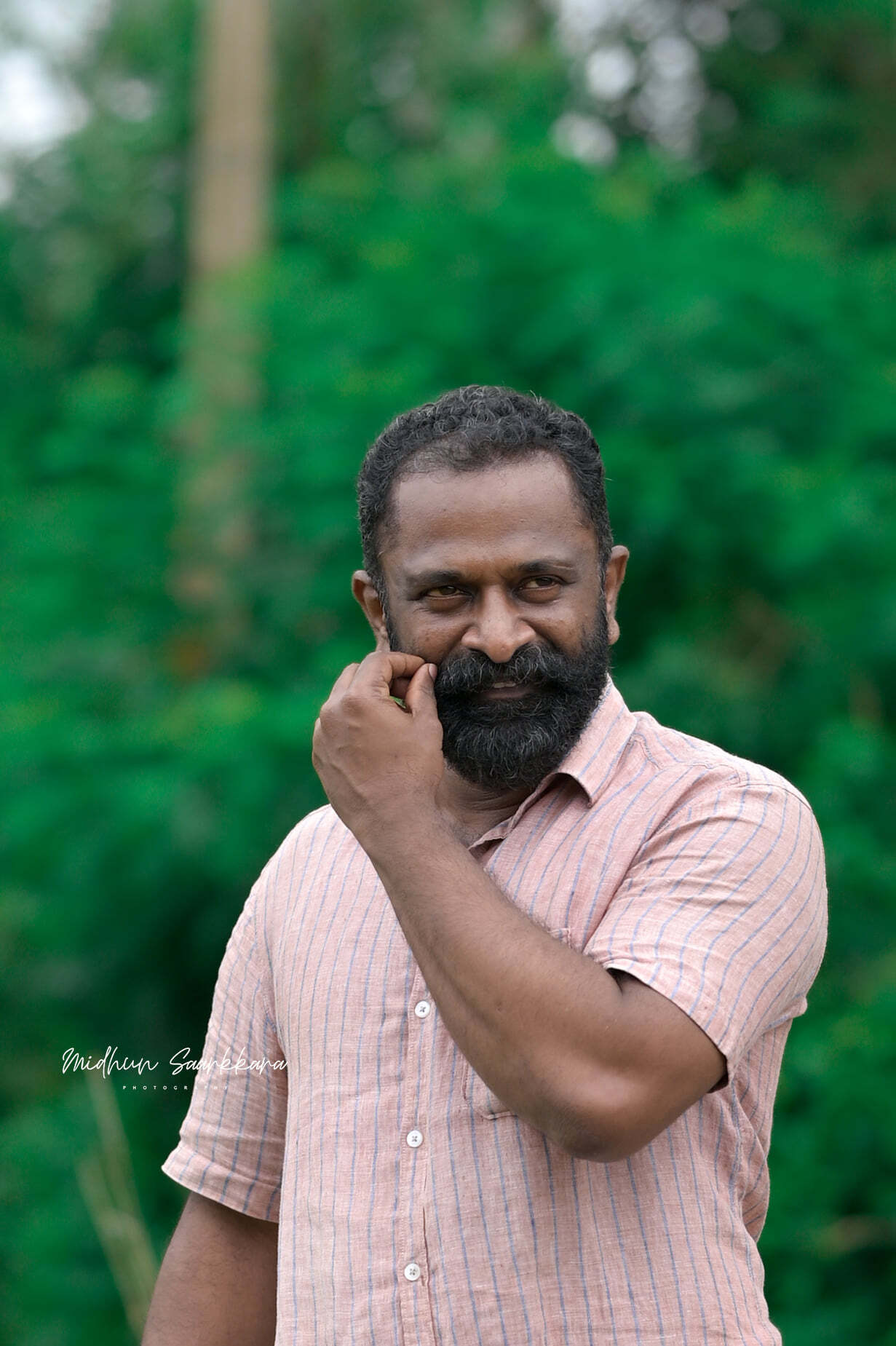 പൊന്മുട്ടയിടുന്ന താറാവിനെ 52 ചിത്രങ്ങളിലൊതുക്കി നടൻ ശ്രീജിത്ത് രവിയും ഭാര്യ സജിത ശ്രീജിത്തും.