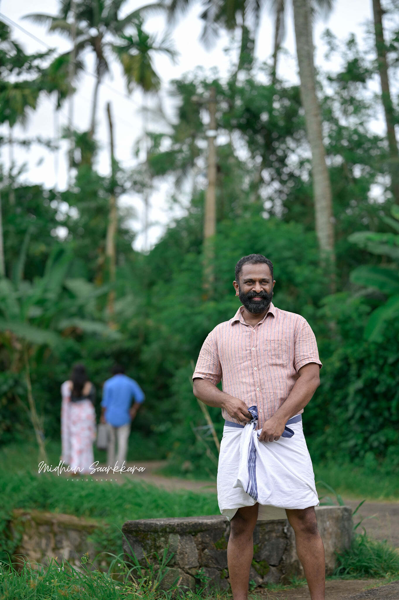 പൊന്മുട്ടയിടുന്ന താറാവിനെ 52 ചിത്രങ്ങളിലൊതുക്കി നടൻ ശ്രീജിത്ത് രവിയും ഭാര്യ സജിത ശ്രീജിത്തും.
