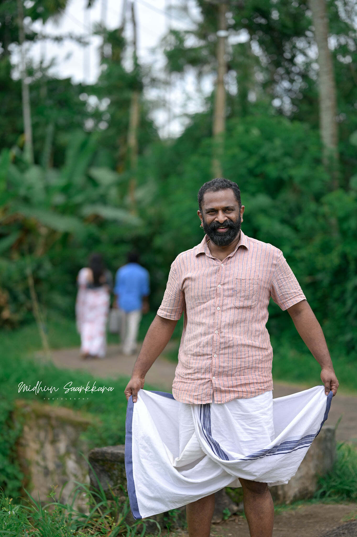 പൊന്മുട്ടയിടുന്ന താറാവിനെ 52 ചിത്രങ്ങളിലൊതുക്കി നടൻ ശ്രീജിത്ത് രവിയും ഭാര്യ സജിത ശ്രീജിത്തും.
