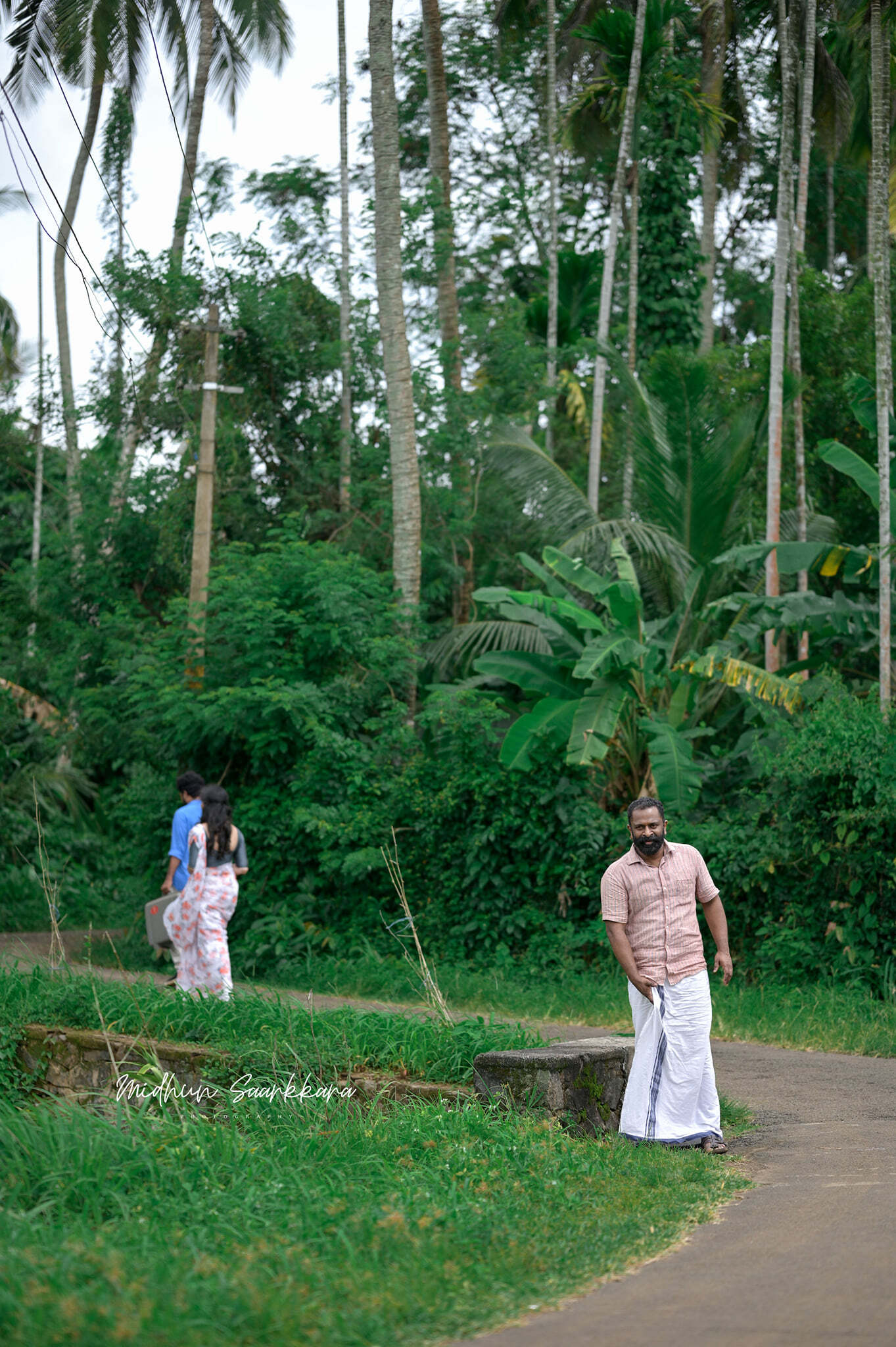 പൊന്മുട്ടയിടുന്ന താറാവിനെ 52 ചിത്രങ്ങളിലൊതുക്കി നടൻ ശ്രീജിത്ത് രവിയും ഭാര്യ സജിത ശ്രീജിത്തും.