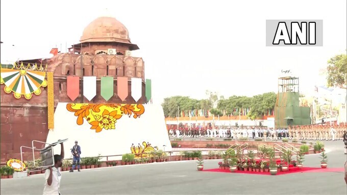 ചെങ്കോട്ടയില്‍ വര്‍ണാഭമായ ആഘോഷങ്ങളുമായി ഇന്ത്യയുടെ 75ാം സ്വാതന്ത്ര്യ ദിനം. ചിത്രങ്ങള്‍ കാണാം