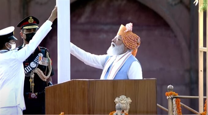 ചെങ്കോട്ടയില്‍ വര്‍ണാഭമായ ആഘോഷങ്ങളുമായി ഇന്ത്യയുടെ 75ാം സ്വാതന്ത്ര്യ ദിനം. ചിത്രങ്ങള്‍ കാണാം