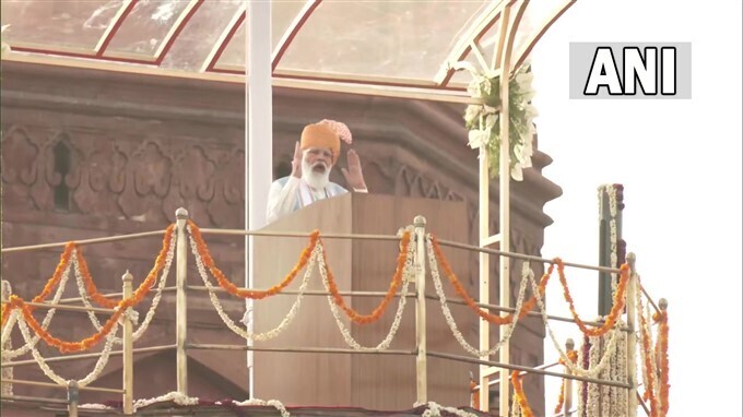 ചെങ്കോട്ടയില്‍ വര്‍ണാഭമായ ആഘോഷങ്ങളുമായി ഇന്ത്യയുടെ 75ാം സ്വാതന്ത്ര്യ ദിനം. ചിത്രങ്ങള്‍ കാണാം