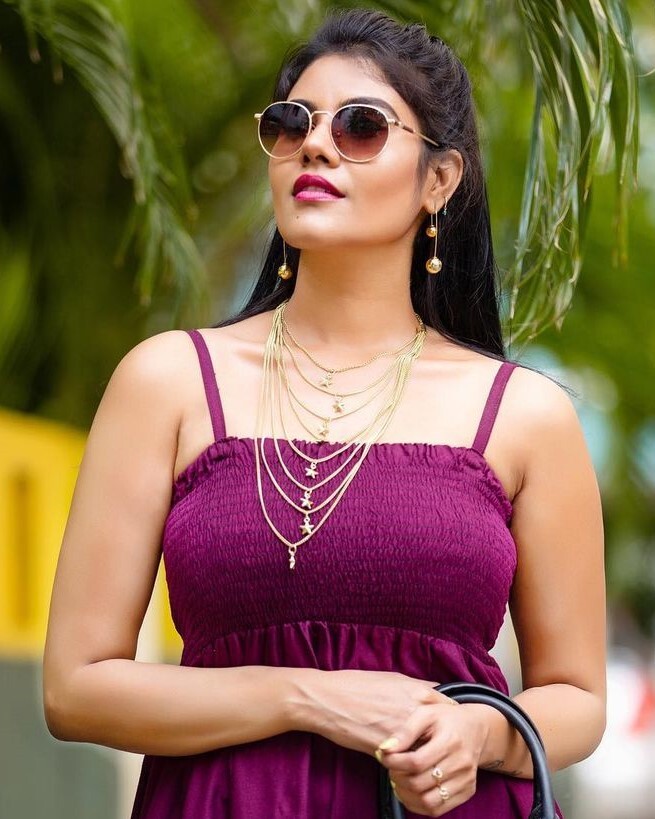 அழகிய ஹாட் உடையில் நடிகை நிவிஷா!