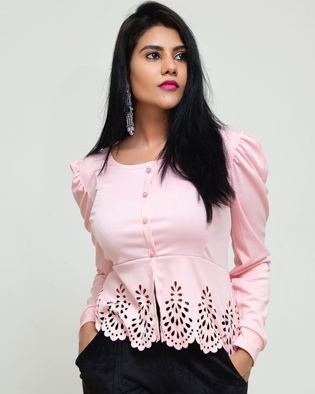 அழகிய ஹாட் உடையில் நடிகை நிவிஷா!
