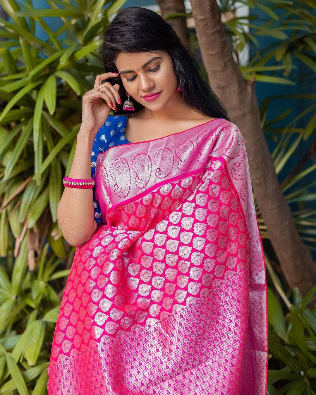அழகிய ஹாட் உடையில் நடிகை நிவிஷா!