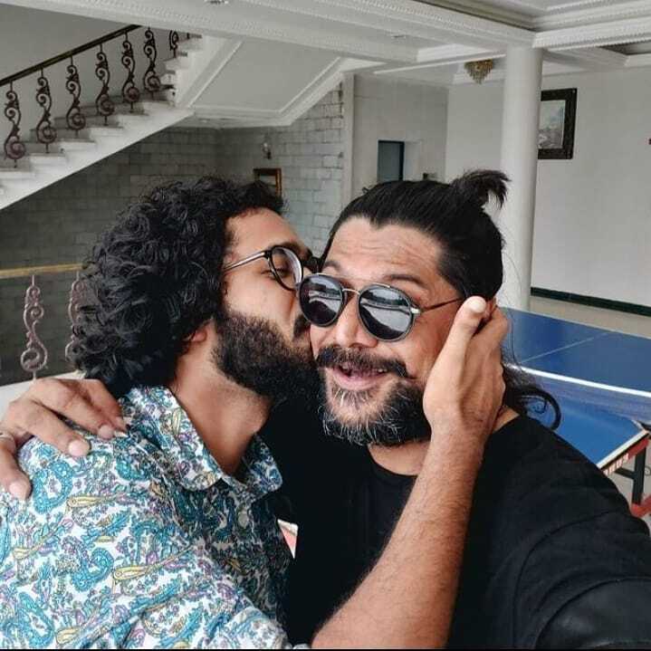 മണിക്കുട്ടനെ ചേര്‍ത്ത് നിര്‍ത്തി മുത്തം വെച്ച് പൊളി ഫിറോസ്; കൂടെ മറ്റ് താരങ്ങളും