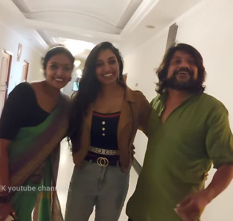 മണിക്കുട്ടനെ ചേര്‍ത്ത് നിര്‍ത്തി മുത്തം വെച്ച് പൊളി ഫിറോസ്; കൂടെ മറ്റ് താരങ്ങളും
