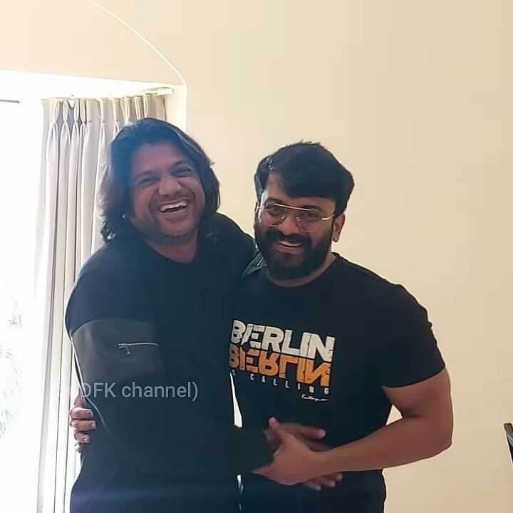 മണിക്കുട്ടനെ ചേര്‍ത്ത് നിര്‍ത്തി മുത്തം വെച്ച് പൊളി ഫിറോസ്; കൂടെ മറ്റ് താരങ്ങളും