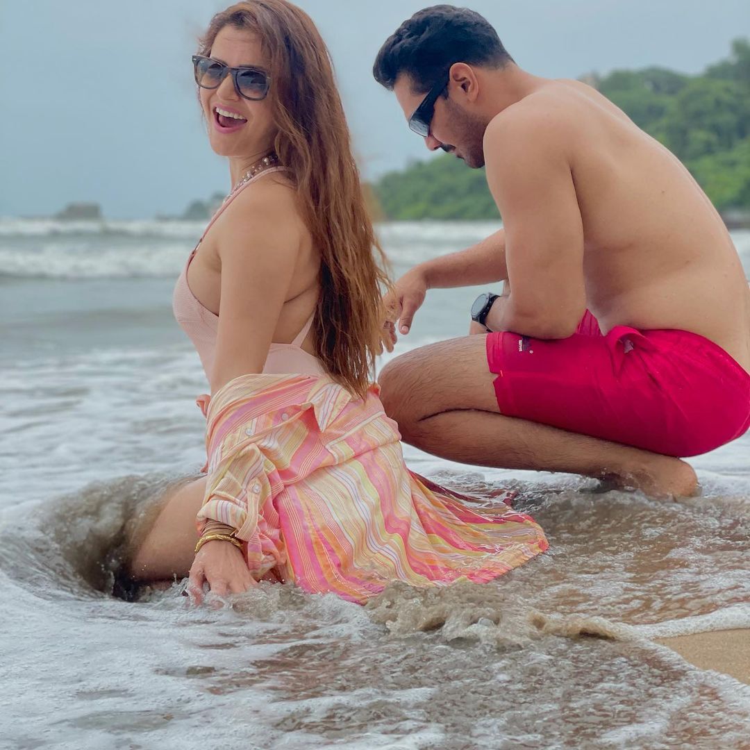 ബീച്ചില്‍ ആര്‍ത്തുല്ലസിച്ച് ബിഗ് ബോസ് താരം: വൈറലായി ഗ്ലാമര്‍ ചിത്രങ്ങള്‍ 