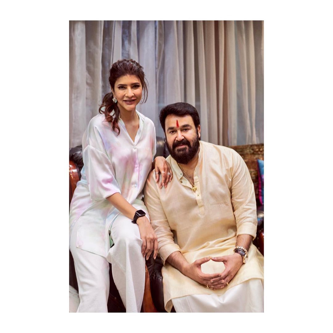 ബ്രോ ഡാഡിക്ക് ഇടവേള: തെലുങ്ക് താരത്തിന്‍റെ വീട്ടില്‍ അതിഥികളായി എത്തി  മോഹന്‍ലാലും നടി മീനയും