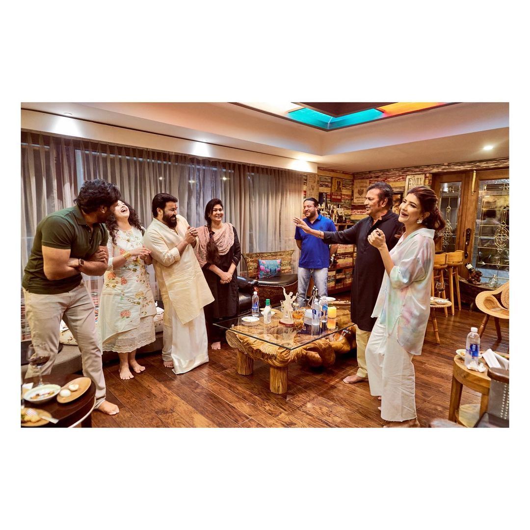 ബ്രോ ഡാഡിക്ക് ഇടവേള: തെലുങ്ക് താരത്തിന്‍റെ വീട്ടില്‍ അതിഥികളായി എത്തി  മോഹന്‍ലാലും നടി മീനയും