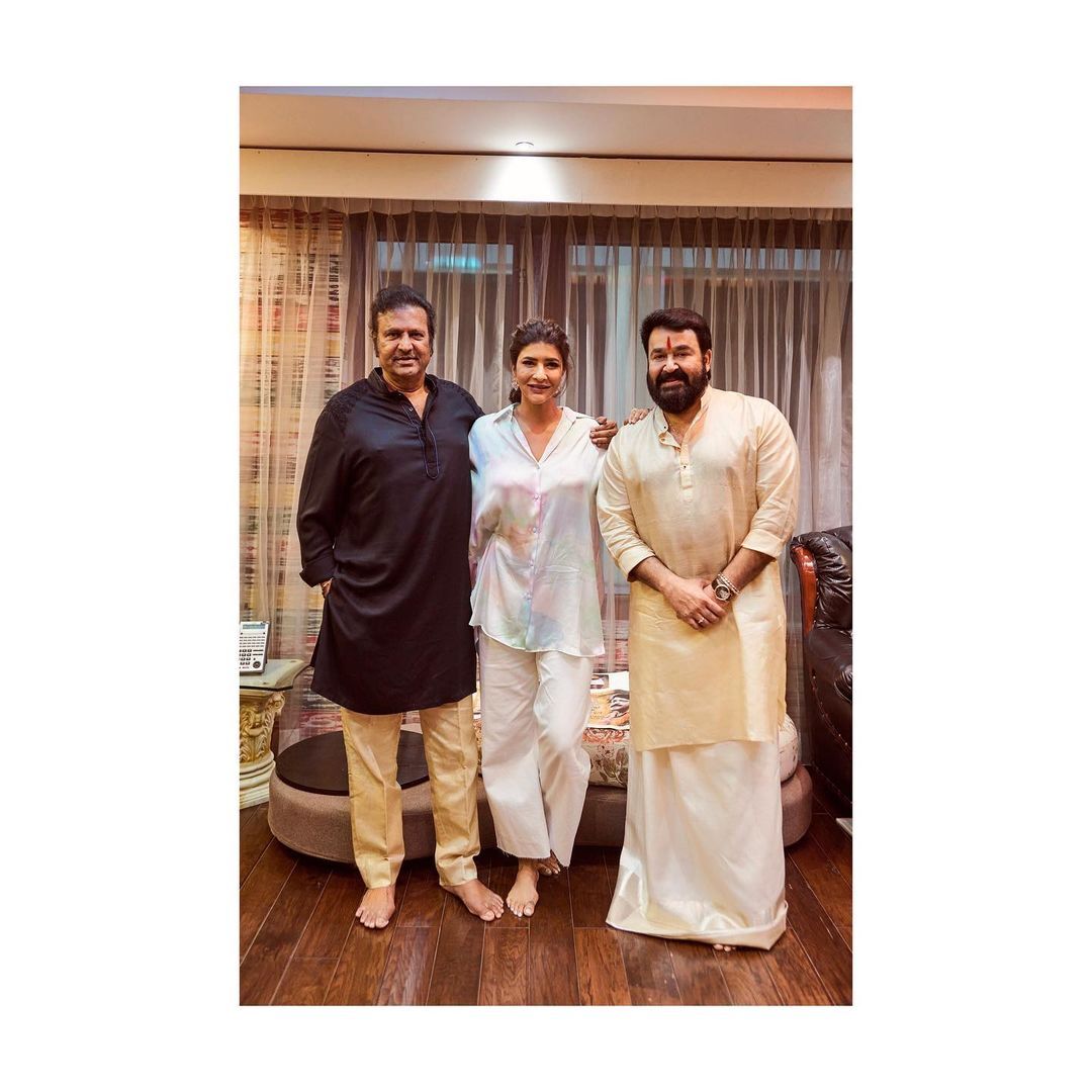 ബ്രോ ഡാഡിക്ക് ഇടവേള: തെലുങ്ക് താരത്തിന്‍റെ വീട്ടില്‍ അതിഥികളായി എത്തി  മോഹന്‍ലാലും നടി മീനയും