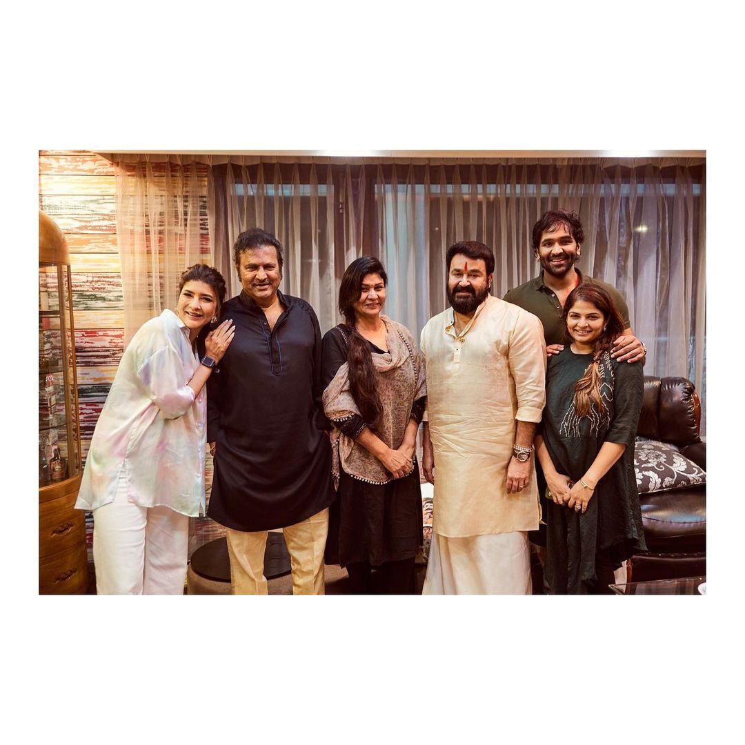 ബ്രോ ഡാഡിക്ക് ഇടവേള: തെലുങ്ക് താരത്തിന്‍റെ വീട്ടില്‍ അതിഥികളായി എത്തി  മോഹന്‍ലാലും നടി മീനയും