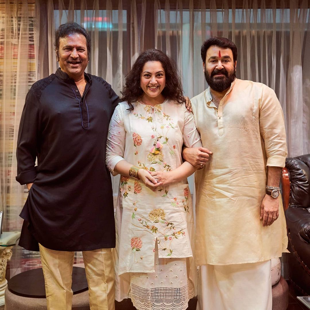 ബ്രോ ഡാഡിക്ക് ഇടവേള: തെലുങ്ക് താരത്തിന്‍റെ വീട്ടില്‍ അതിഥികളായി എത്തി  മോഹന്‍ലാലും നടി മീനയും