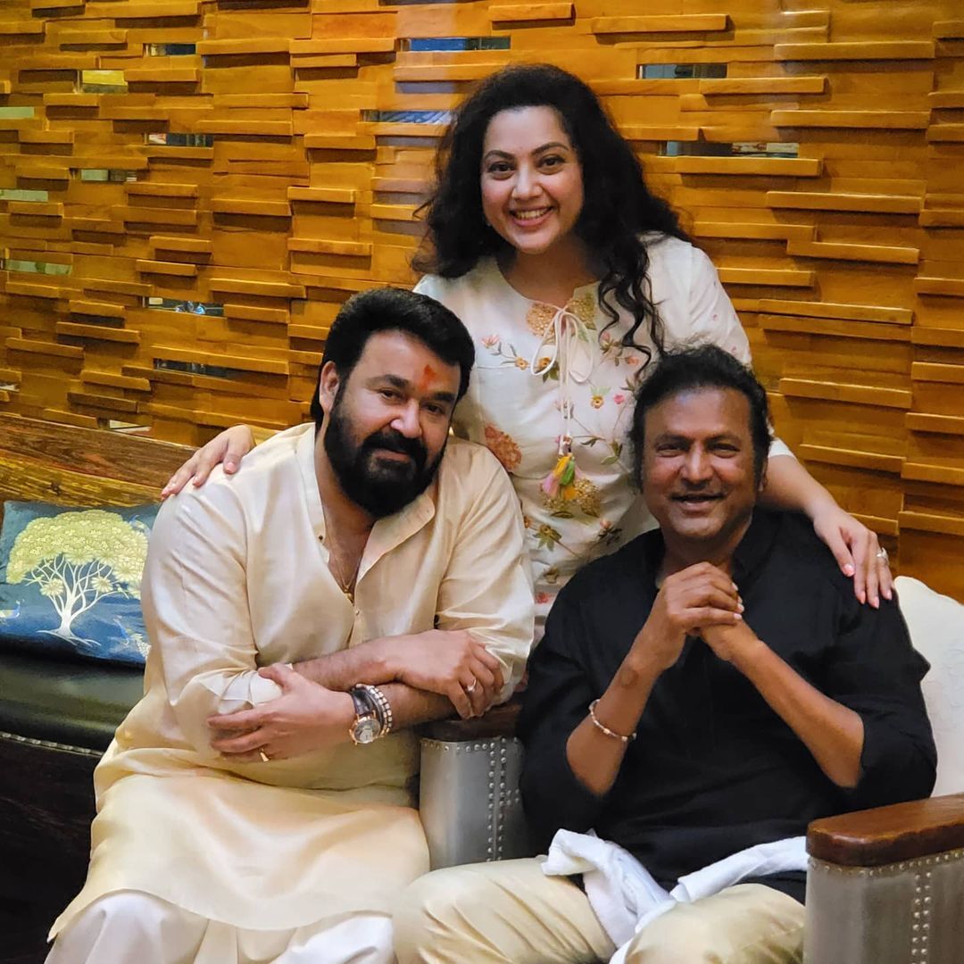 ബ്രോ ഡാഡിക്ക് ഇടവേള: തെലുങ്ക് താരത്തിന്‍റെ വീട്ടില്‍ അതിഥികളായി എത്തി  മോഹന്‍ലാലും നടി മീനയും