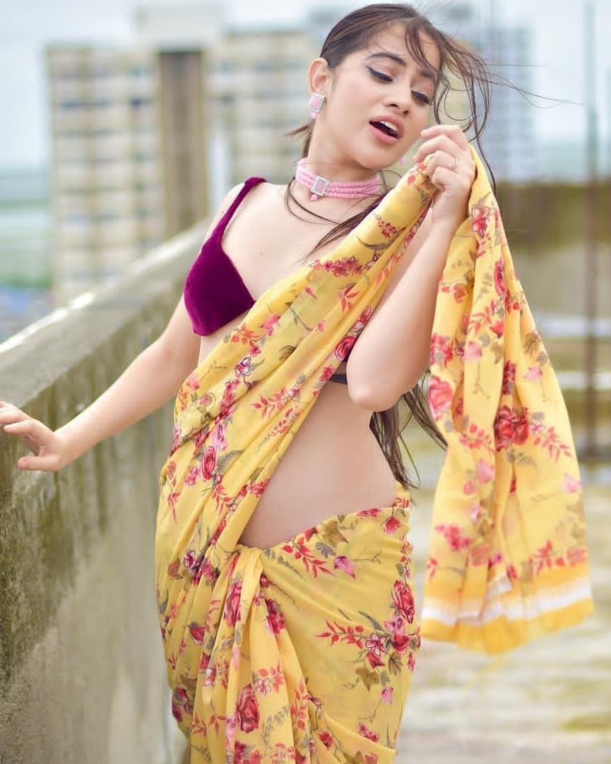 റെക്കോര്‍ഡുകള്‍ തകര്‍ക്കുന്ന ഗ്ലാമര്‍ ഫോട്ടോകള്‍: തരംഗമായി ബിഗ് ബോസ് താരത്തിന്‍റെ ബിക്കിനി ചിത്രങ്ങള്‍