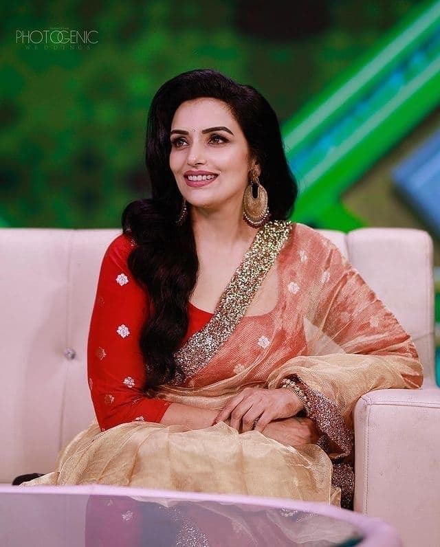 ഈ ചിത്രത്തില്‍ എന്താണ് ഒളിപ്പിച്ചത്? 'എനിക്ക് വേണ്ടത് സ്‌നേഹം മാത്രം'; വൈറലായി ശ്വേത മേനോന്റെ ഫോട്ടോ