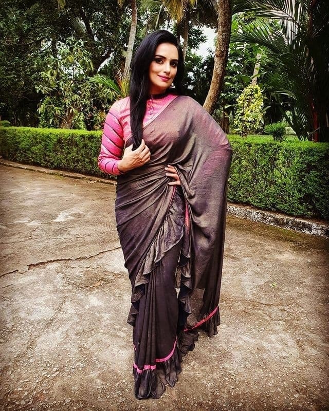 ഈ ചിത്രത്തില്‍ എന്താണ് ഒളിപ്പിച്ചത്? 'എനിക്ക് വേണ്ടത് സ്‌നേഹം മാത്രം'; വൈറലായി ശ്വേത മേനോന്റെ ഫോട്ടോ