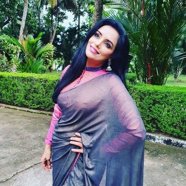 ഈ ചിത്രത്തില്‍ എന്താണ് ഒളിപ്പിച്ചത്? 'എനിക്ക് വേണ്ടത് സ്‌നേഹം മാത്രം'; വൈറലായി ശ്വേത മേനോന്റെ ഫോട്ടോ