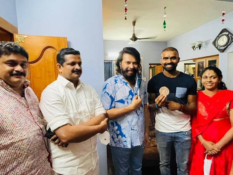 അപ്രതീക്ഷിതമായി വീട്ടിലെത്തി ഞെട്ടിച്ച് മമ്മൂട്ടി; ശ്രീജേഷിന് അഭിനന്ദനം, കൈ വിറച്ച് പോയെന്ന് താരം, വൈറലായി ചിത്രങ്ങള്‍