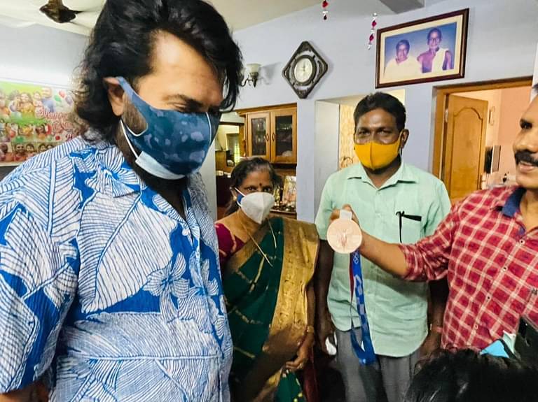 അപ്രതീക്ഷിതമായി വീട്ടിലെത്തി ഞെട്ടിച്ച് മമ്മൂട്ടി; ശ്രീജേഷിന് അഭിനന്ദനം, കൈ വിറച്ച് പോയെന്ന് താരം, വൈറലായി ചിത്രങ്ങള്‍