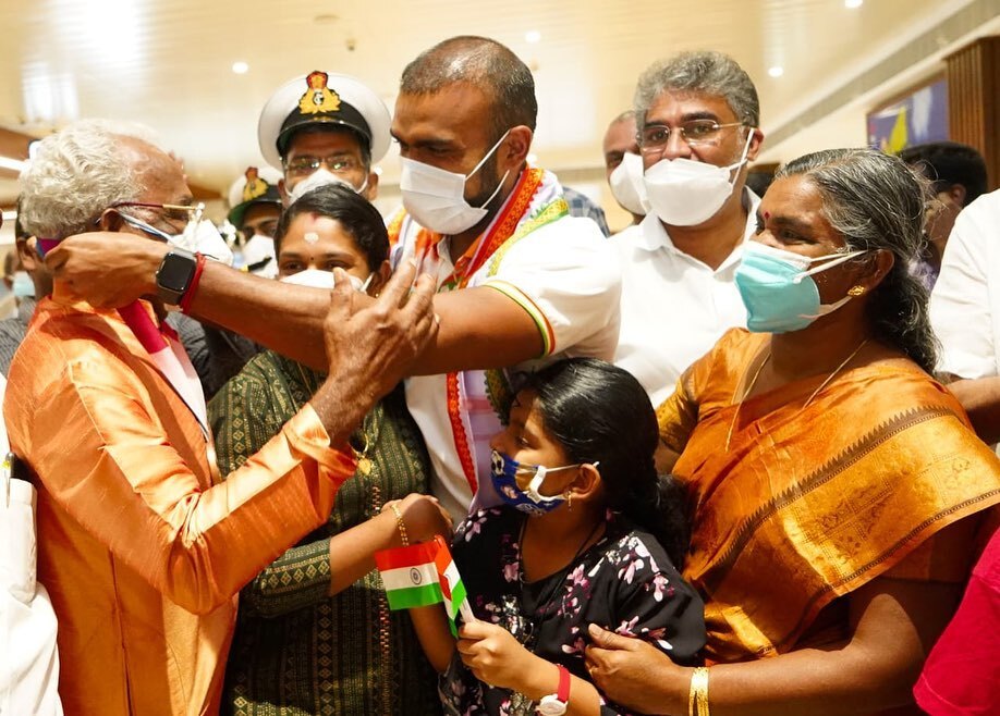 അപ്രതീക്ഷിതമായി വീട്ടിലെത്തി ഞെട്ടിച്ച് മമ്മൂട്ടി; ശ്രീജേഷിന് അഭിനന്ദനം, കൈ വിറച്ച് പോയെന്ന് താരം, വൈറലായി ചിത്രങ്ങള്‍