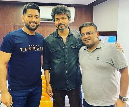 హీరో విజయ్‌‌తో ధోనీ : ఏదైనా భారీ ప్లాన్‌లో ఉన్నారా..(ఫోటోలు)