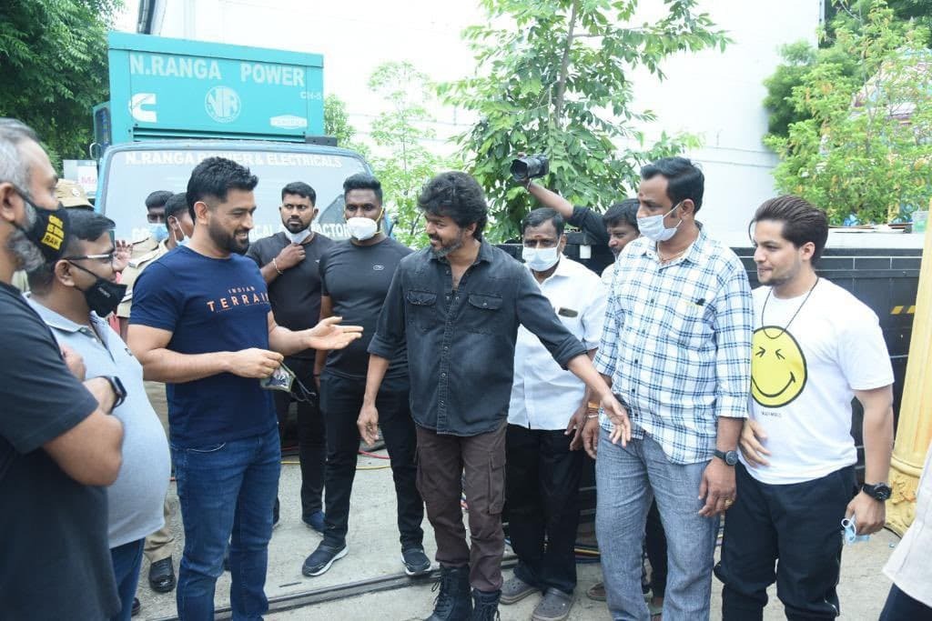 హీరో విజయ్‌‌తో ధోనీ : ఏదైనా భారీ ప్లాన్‌లో ఉన్నారా..(ఫోటోలు)