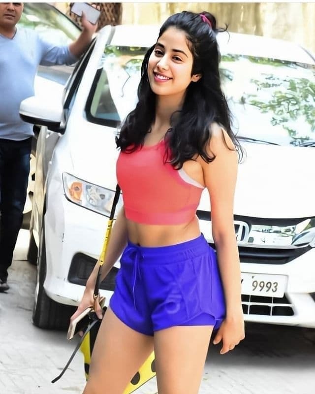 കല്യാണം ബന്ധുവിന്റേത്, പക്ഷേ തിളങ്ങിയത് ജാന്‍വി!! നടിയുടെ പുതിയ ചിത്രങ്ങള്‍ വൈറല്‍