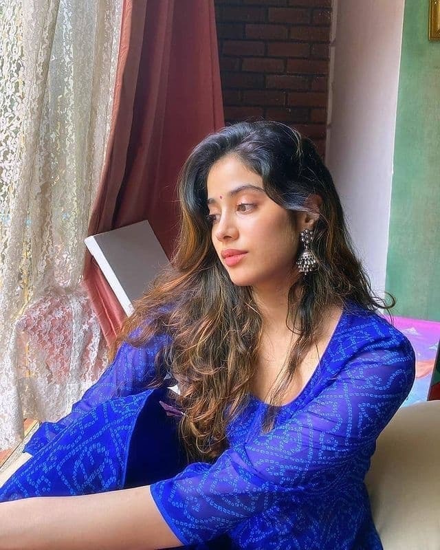 കല്യാണം ബന്ധുവിന്റേത്, പക്ഷേ തിളങ്ങിയത് ജാന്‍വി!! നടിയുടെ പുതിയ ചിത്രങ്ങള്‍ വൈറല്‍