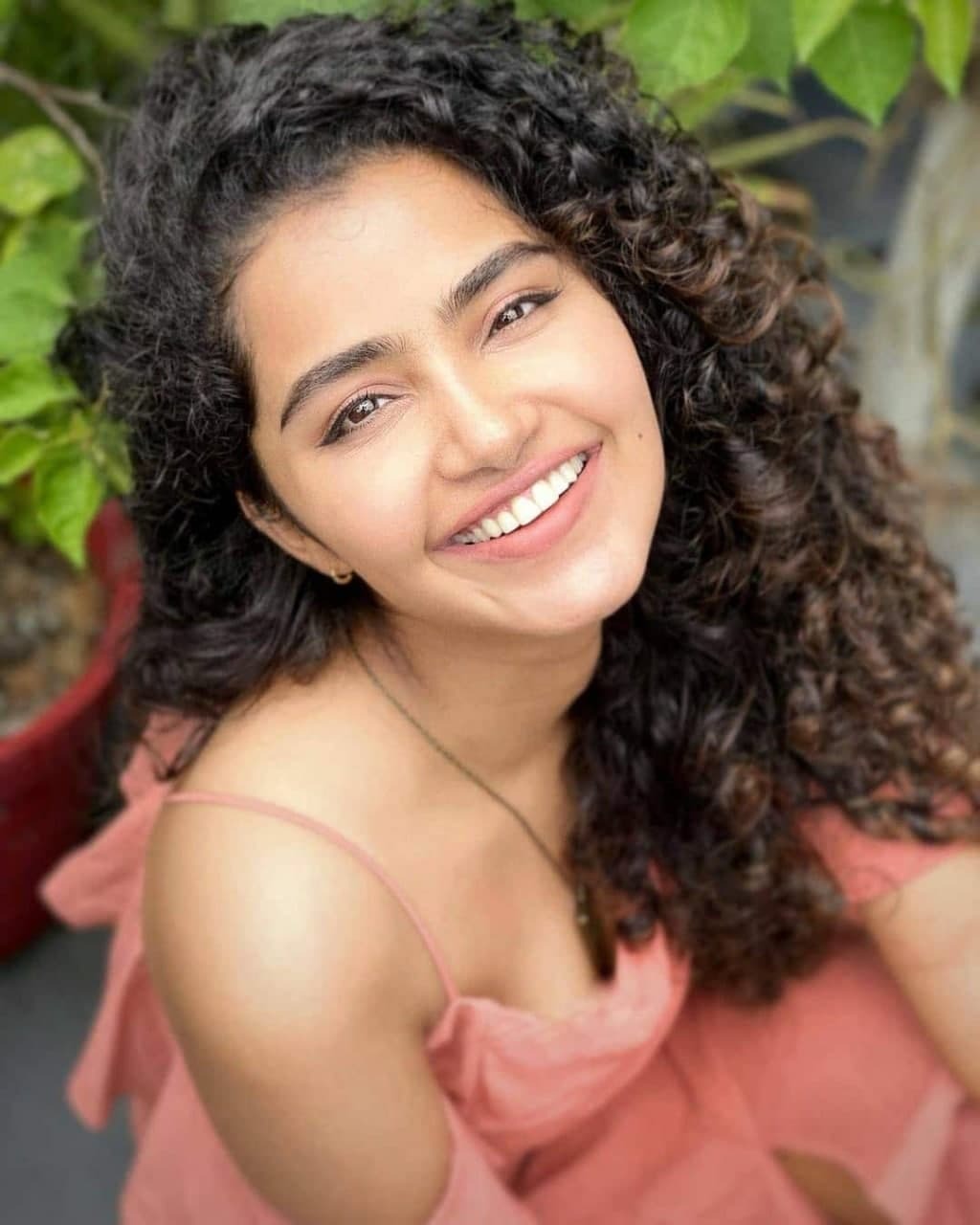 എന്തൊരു നോട്ടം!! അനുപമ പരമേശ്വരന്റെ പുതിയ ചിത്രങ്ങള്‍ വൈറല്‍, കൂടുതല്‍ സുന്ദരിയായെന്ന് ആരാധകര്‍