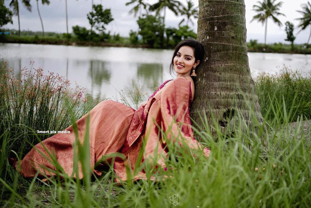 പട്ടുസാരിയും ഗ്രാമീണ ഭംഗിയും; വൈറലായി മാളവിക സി മേനോന്‍റെ പുതിയ ഫോട്ടോ ഷൂട്ട്