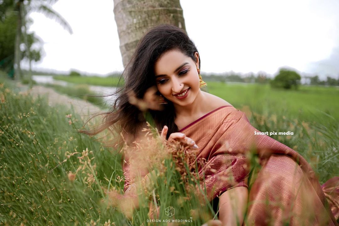 പട്ടുസാരിയും ഗ്രാമീണ ഭംഗിയും; വൈറലായി മാളവിക സി മേനോന്‍റെ പുതിയ ഫോട്ടോ ഷൂട്ട്