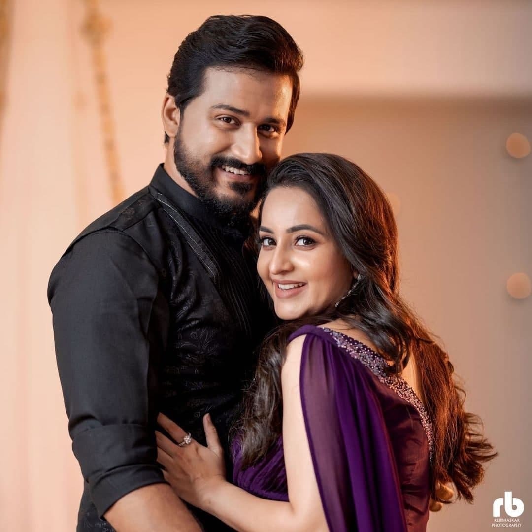 നിറവയറുമായി നടി ഭാമ; അന്ന് ഞാന്‍ ആറ് മാസം ഗര്‍ഭിണി... നടിയുടെ വൈറല്‍ ഫോട്ടോകള്‍ കാണാം