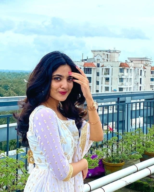 ഗപ്പിയിലെ ആമിനയെ ഓര്‍മയില്ലേ? നന്ദന വര്‍മയുടെ പുതിയ മേക്ക്ഓവര്‍ അതിശയിപ്പിക്കും, കാണാം വൈറല്‍ ചിത്രങ്ങള്‍