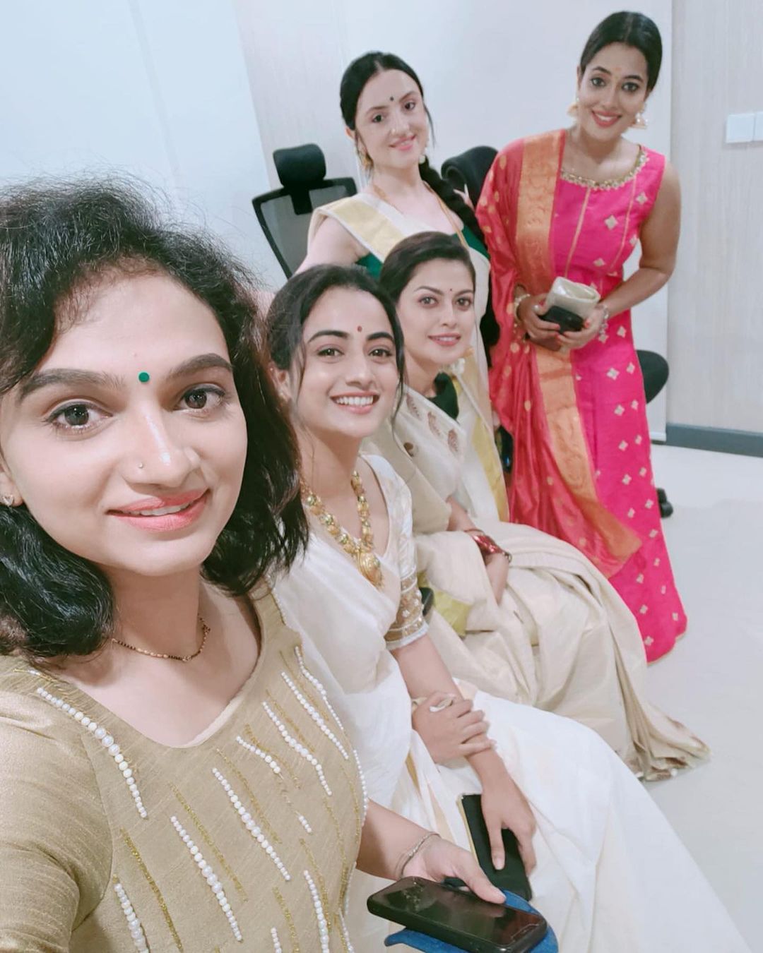 മോഹന്‍ലാലും ടൊവിനോയും ആസിഫും: താരങ്ങളോടൊപ്പമുള്ള ചിത്രം പങ്കുവെച്ച് ബിഗ് ബോസ് താരം രമ്യ പണിക്കര്‍