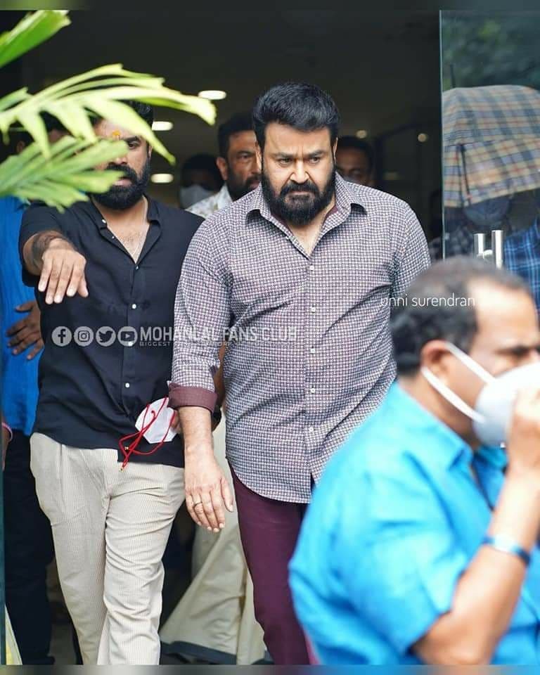 ഓണം സാരിയില്‍ തിളങ്ങി നടി അനുശ്രിയും നമിത പ്രമോദും ഉള്‍പ്പടേയുള്ളവര്‍: അമ്മ യോഗത്തിലെ ചിത്രങ്ങള്‍ വൈറല്‍ 