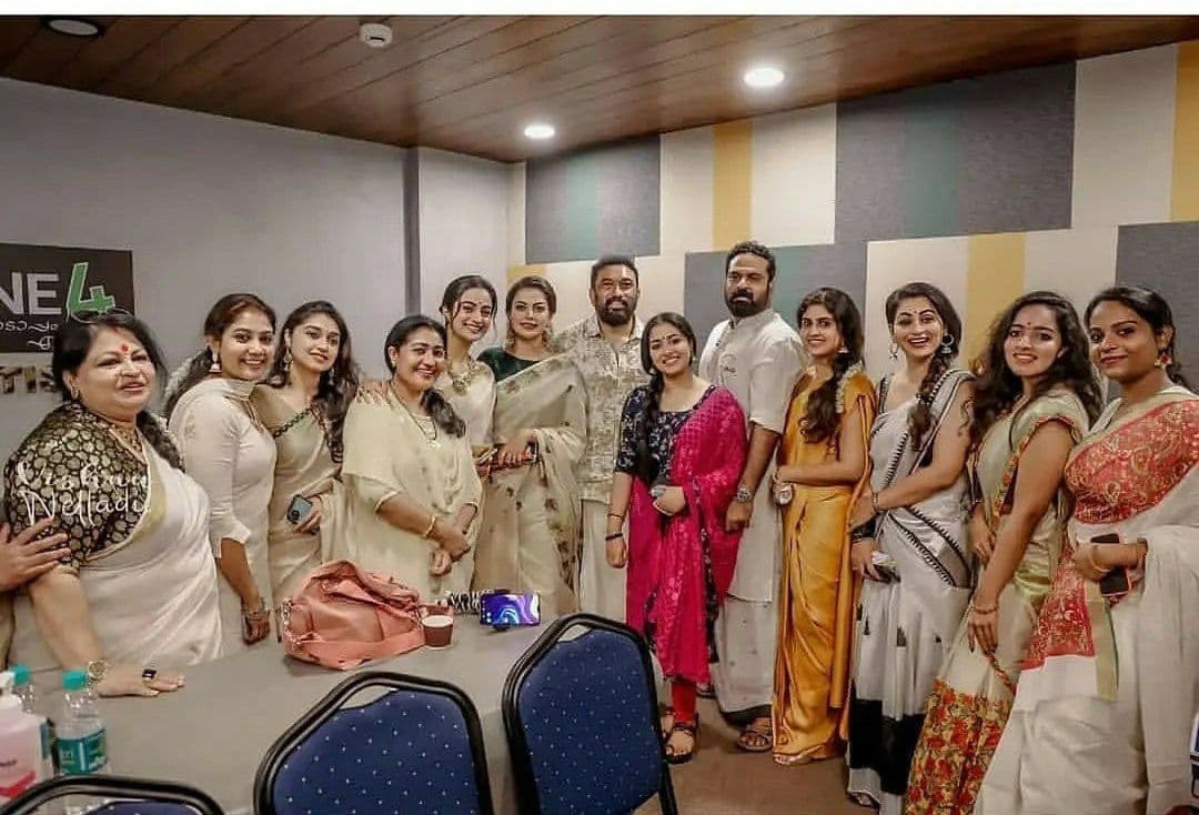 ഓണം സാരിയില്‍ തിളങ്ങി നടി അനുശ്രിയും നമിത പ്രമോദും ഉള്‍പ്പടേയുള്ളവര്‍: അമ്മ യോഗത്തിലെ ചിത്രങ്ങള്‍ വൈറല്‍ 