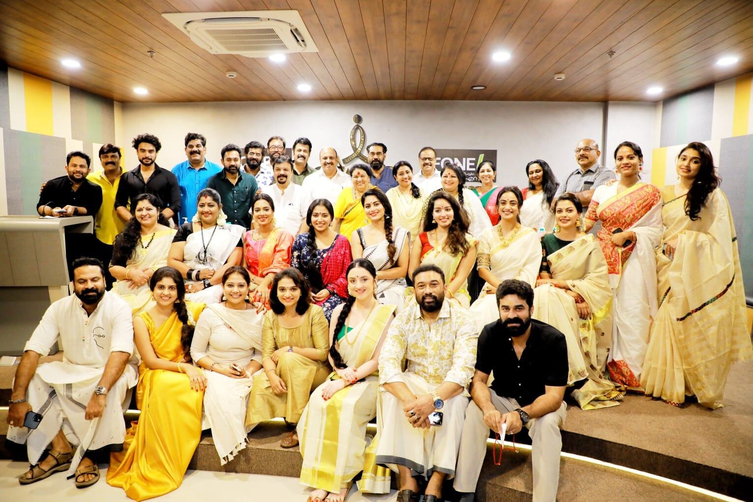 ഓണം സാരിയില്‍ തിളങ്ങി നടി അനുശ്രിയും നമിത പ്രമോദും ഉള്‍പ്പടേയുള്ളവര്‍: അമ്മ യോഗത്തിലെ ചിത്രങ്ങള്‍ വൈറല്‍ 