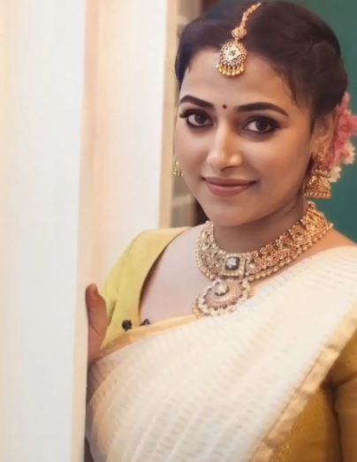 ഓണം ലുക്കില്‍ അടിച്ചു പൊളിച്ച് അനു സിത്താര: ചിത്രങ്ങള്‍ വൈറല്‍