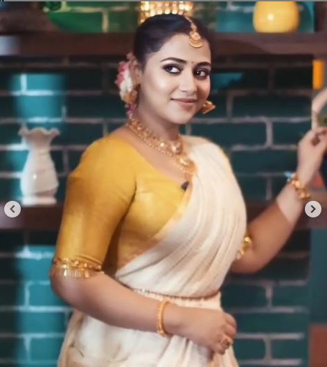 ഓണം ലുക്കില്‍ അടിച്ചു പൊളിച്ച് അനു സിത്താര: ചിത്രങ്ങള്‍ വൈറല്‍