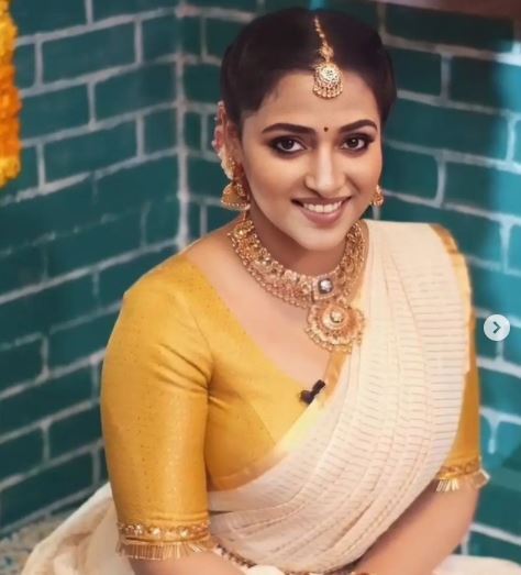 ഓണം ലുക്കില്‍ അടിച്ചു പൊളിച്ച് അനു സിത്താര: ചിത്രങ്ങള്‍ വൈറല്‍