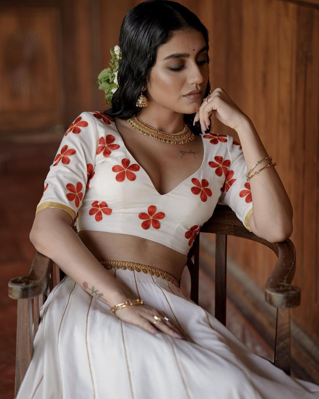 പൂക്കള്‍ നിറഞ്ഞ ബ്ലൗസും പാവാടയും; ഓ​ണം സ്പെഷ്യല്‍ ഗ്ലാമറസ് ലുക്കില്‍ പ്രിയ വാര്യര്‍