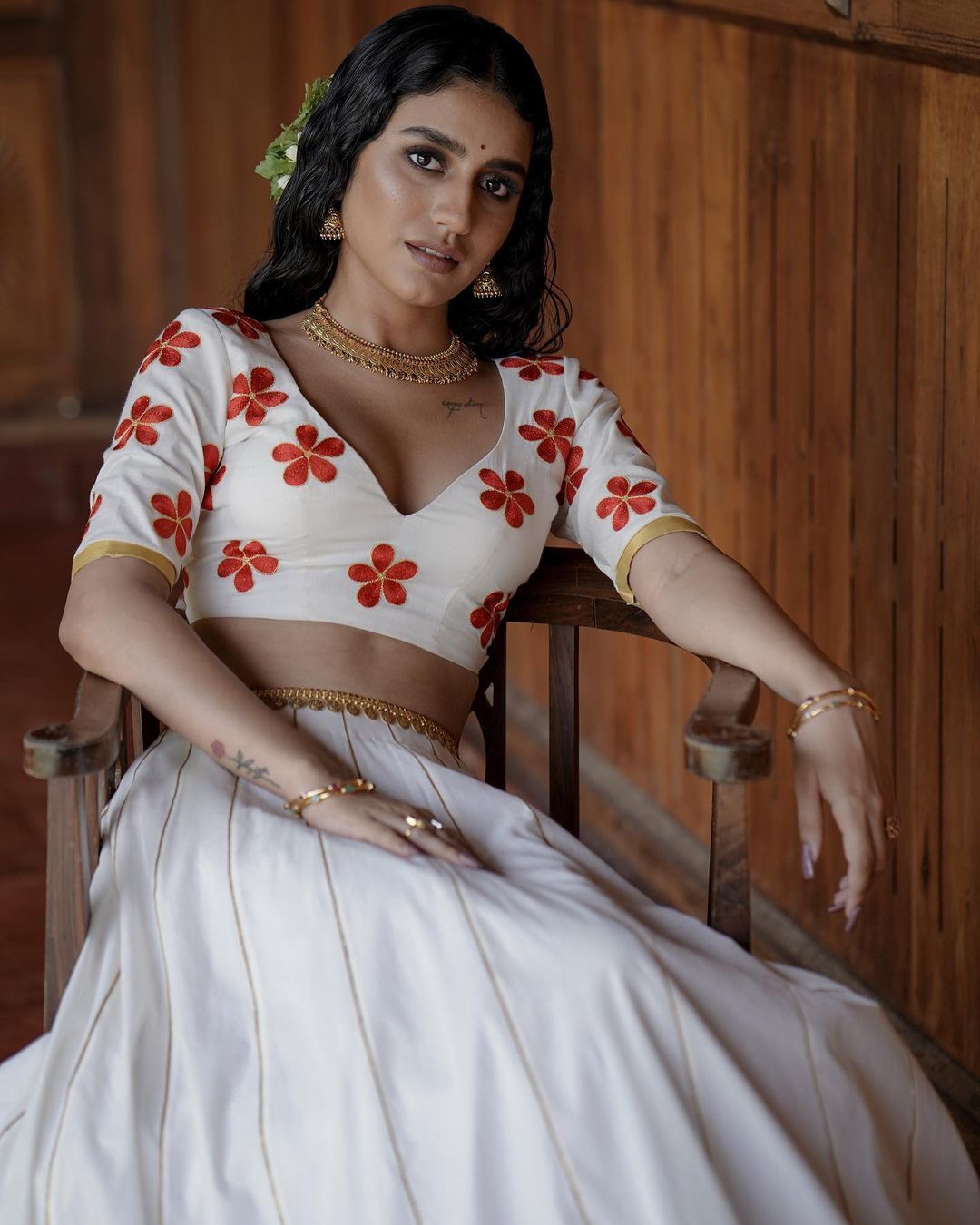 പൂക്കള്‍ നിറഞ്ഞ ബ്ലൗസും പാവാടയും; ഓ​ണം സ്പെഷ്യല്‍ ഗ്ലാമറസ് ലുക്കില്‍ പ്രിയ വാര്യര്‍