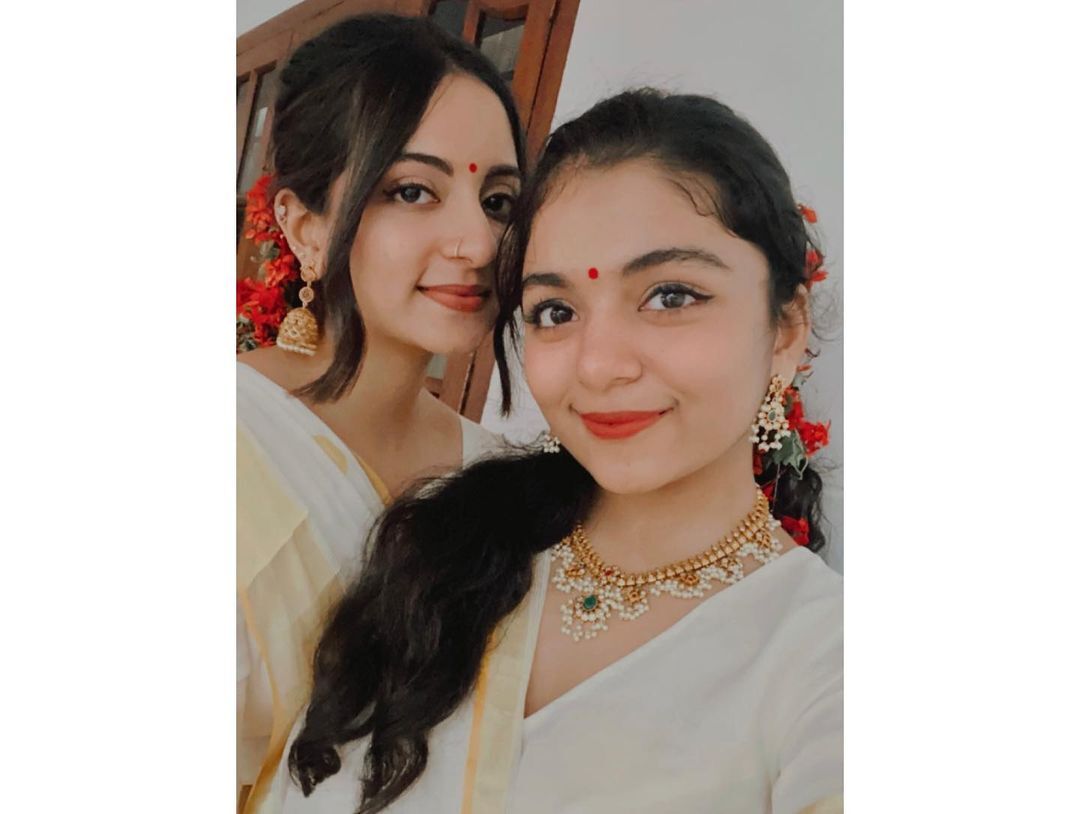 ഇത് മലയാളികളുടെ സ്വന്തം താരകുടുംബം: ഓണ ചിത്രങ്ങളുമായി അഹാനയും ഹന്‍സികയും